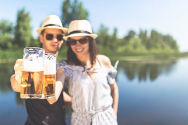 Modaçiftler açık havada bira ile tezahürat. Kopyalama alanı