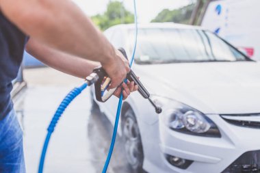 Yüksek basınçlı su kullanarak Self araba yıkama.