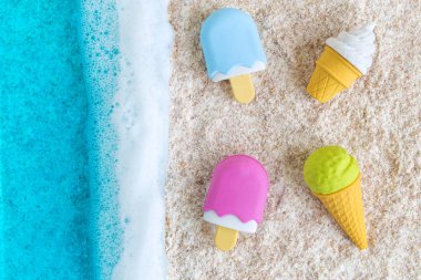 Plaj kum yaz ferahlatıcı soyut dalgalar ve dondurma ile mavi okyanus Düz yatıyordu.