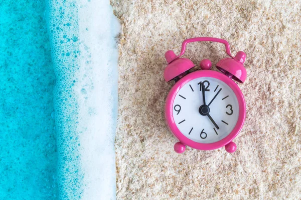 Ocean and alarm clock on sand time for summer vacation abstract. — Stock Photo, Image