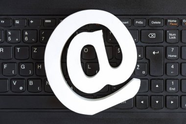 Bilgisayar klavyesindeki e-posta simgesi soyut.