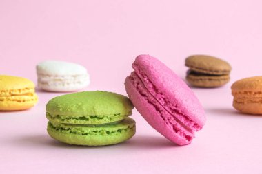 Pastel pembe arka plan üzerinde güzel çok renkli macaroons.