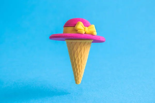 冰淇淋圆锥与太阳帽抽象隔离在蓝色. — 图库照片