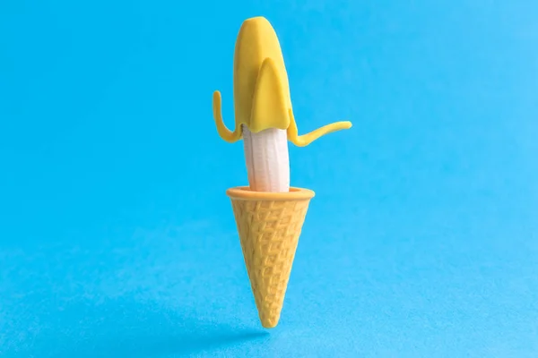 블루에 고립 된 아이스크림 콘 추상적 인 바나나. — 스톡 사진