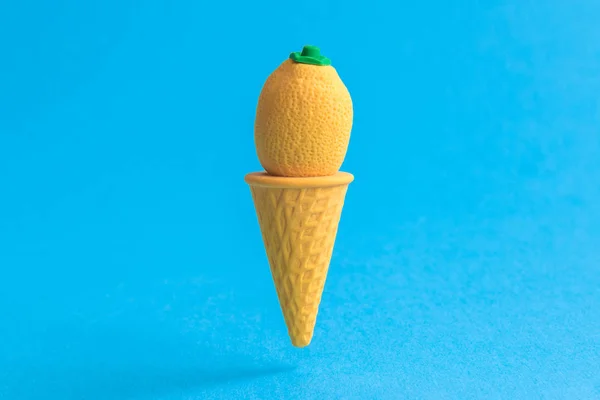 Limón en cono de helado abstracto aislado en azul . — Foto de Stock