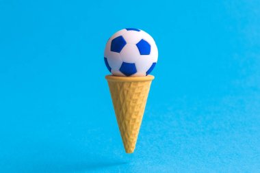 Dondurma koni soyut futbol topu mavi izole.