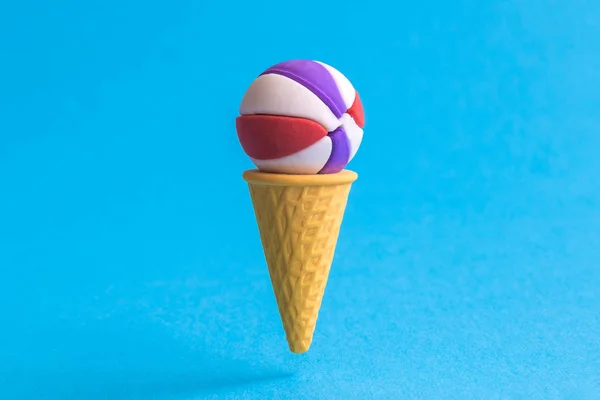 Basketbal bal in Ice Cream Cone abstract geïsoleerd op blauw. — Stockfoto