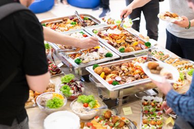 Yiyecek kepçesi ellerini kapatın. Büfe catering yemek konsepti.