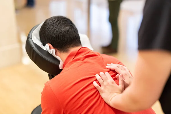 Adam hızlı bir masaj koltuğunda shiatsu alan