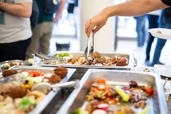 Buffet de restauration en libre-service avec cuisine à portée de main . — Photo