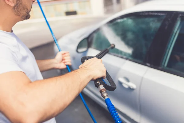 Primer plano del lavado manual de coches con agua a presión en el lavado de coches . — Foto de Stock