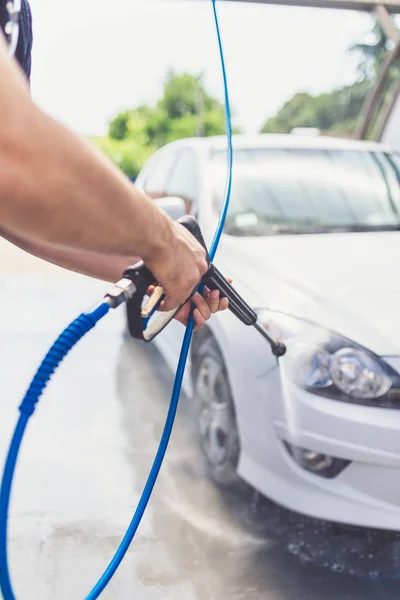 Zelf auto wassen door middel van hogedruk water. — Stockfoto