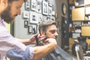 Berber kesme ve makas ve tarak ile saç modelleme.