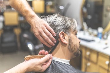 Berber şekillendirme adam saç jilet ile.