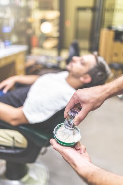 Kuaför tıraş sakal ve kase için fırça ile elleri. Kuaför Salonu