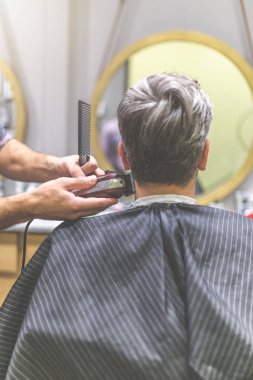 Kuaför arka görünümü saç kesme ve tarak ile saç modeli yok.