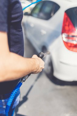 Açık havada basınçlı su ile Self Servis araba yıkama istasyonu