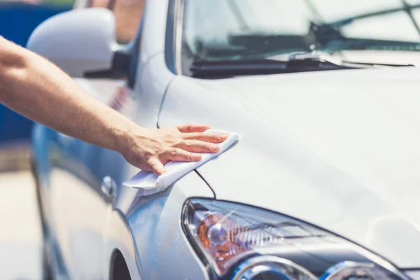 Reiniging auto met doek, auto onderhoud concept. — Stockfoto