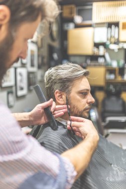 Berber kesme ve makas ve tarak ile saç modelleme.