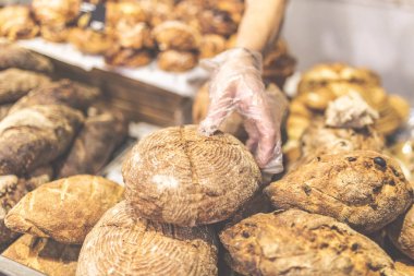 Fırıncı kepekli ekmek seçimi.