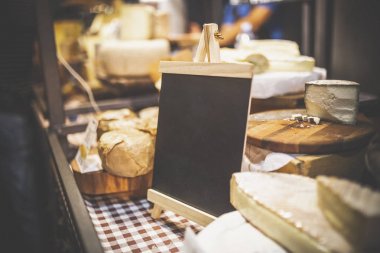 Boş fiyat panosu fotokopi alanı ile tarım fuarı standı.