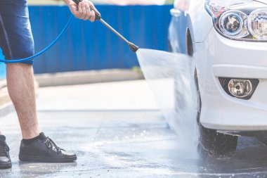 Yüksek basınçlı araba yıkama sprey tabancası ile araba yıkama kapatın