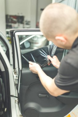 Yan araç camından cam koruma renkli folyo kaldırma işlemi.