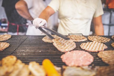Sokak yemekleri barbekü burger hazırlama. Fast food konsepti.