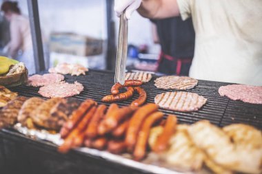 Sokak yemekleri barbekü burger ve sosis hazırlık. Fast food konsepti.