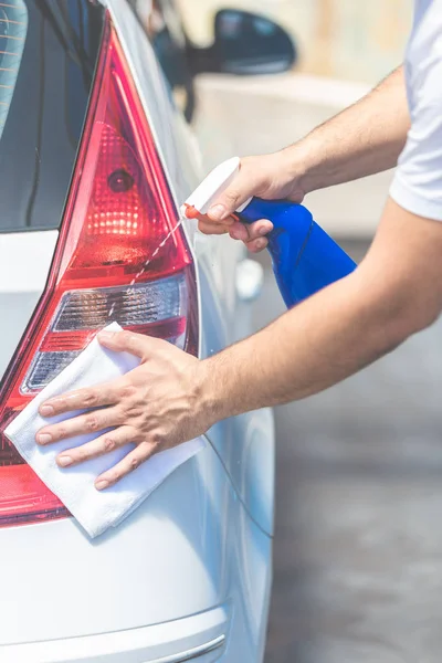 Hombre manos limpieza y esterilización coche luces traseras . — Foto de Stock
