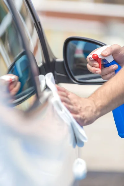 Homem mãos limpeza e spaying carro exterior . — Fotografia de Stock