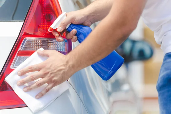 Hombre manos limpieza y esterilización coche luces traseras . — Foto de Stock