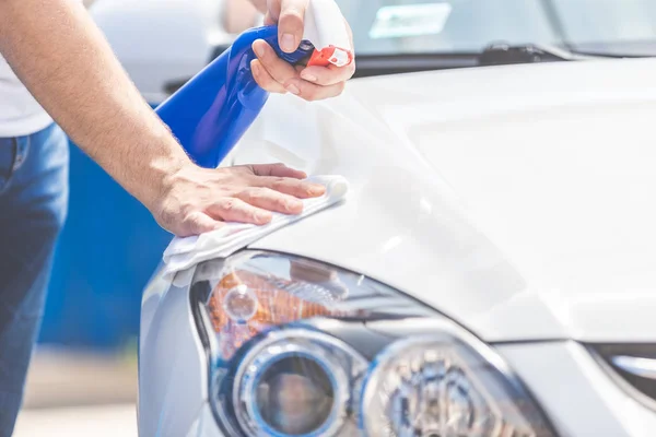 Hombre manos limpieza y esterilización moderno coche blanco . — Foto de Stock