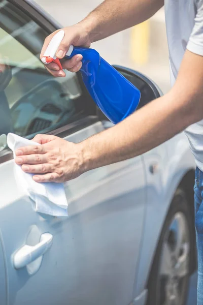 Close-up de homem limpando carro com pano e spray garrafa, conceito de manutenção do carro . — Fotografia de Stock