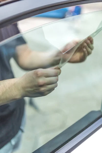 Processus d'élimination de la lumière du soleil feuille de verre de fenêtre de voiture de protection . — Photo