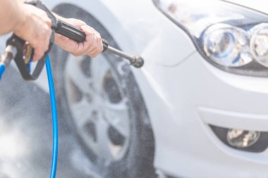 Yüksek basınçlı su kullanarak Self araba yıkama.