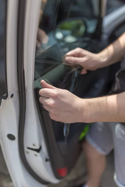 Процесс удаления солнечного света защитной фольги автомобиля стекло . — стоковое фото