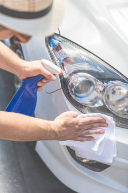 Adam eller temizlik ve modern beyaz araba spaying.