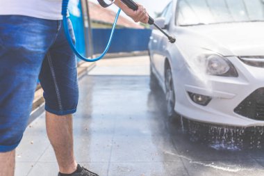 Modern adam yüksek basınçlı araba yıkayıcı sprey tabancası ile araba yıkama