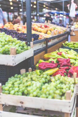 Çiftçi pazarında meyve ve sebze.