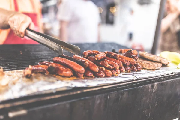 Cuisine de rue préparation de saucisses barbecue. Concept de restauration rapide . — Photo