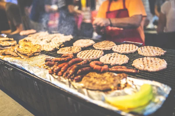 Street food barbecue burgers et saucisses préparation . — Photo