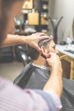 Berber şekillendirme adam saç jilet ile.