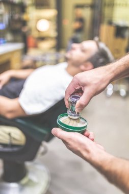 Kuaför tıraş sakal ve kase için fırça ile elleri. Kuaför Salonu