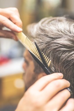 Berber kesme ve makas ve tarak ile saç modelleme.