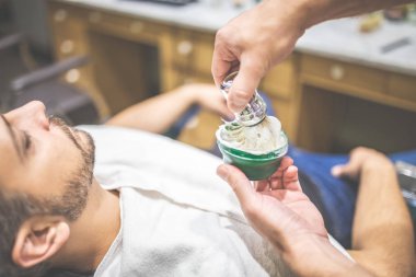 Kuaför tıraş sakal ve kase için fırça ile elleri. Kuaför Salonu