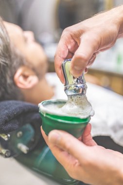 Kuaför tıraş sakal ve kase için fırça ile elleri. Kuaför Salonu