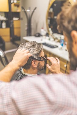 Berber kesme ve makas ve tarak ile saç modelleme.