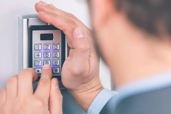 Närbild av affärsmannen hand att ange säkerhetskoden systemet — Stockfoto