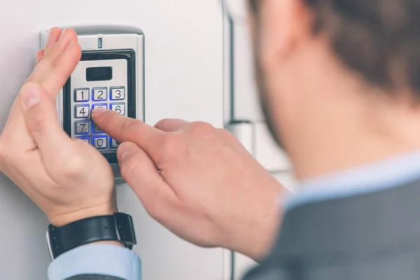 Primer plano de la mano del hombre de negocios introduciendo el código del sistema de seguridad — Foto de Stock